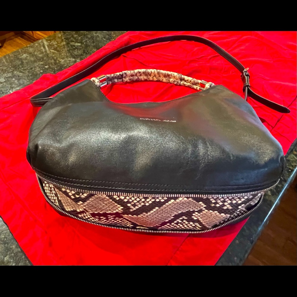 Michael Kors leather bag with matching wallet set. Cute bag for any occasion. - Picture 2 of 16